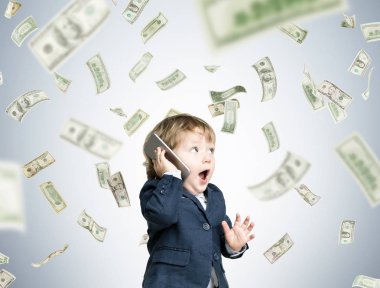 Sevimli küçük çocuk ile bir smartphone Doları yağmur altında