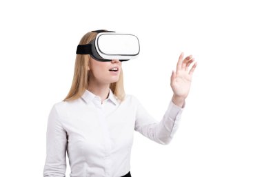 İzole vr gözlüklü bir kız portresi