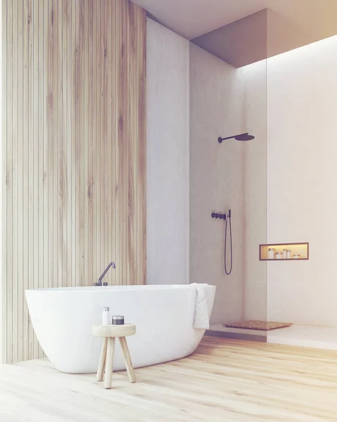 Hoek van een badkamer met bad en een douche, afgezwakt — Stockfoto