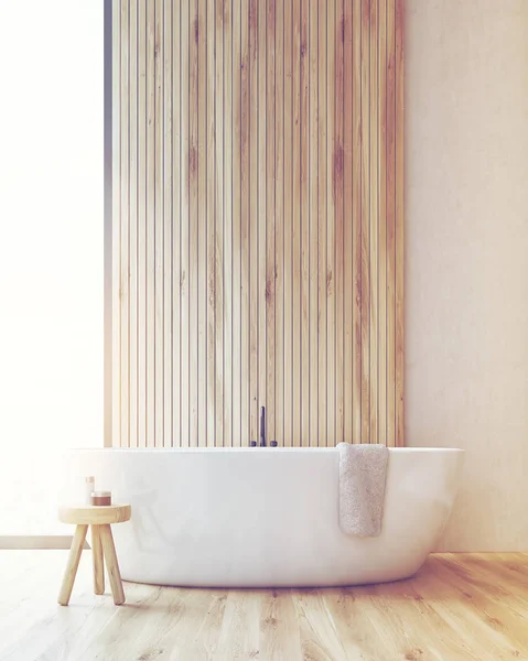 Вид спереди ванной комнаты с тюбиком и деревянной стеной, тонированная — стоковое фото