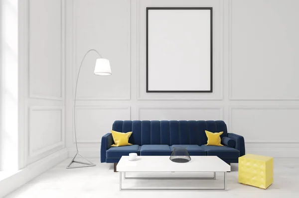 Wohnzimmer mit Poster, dunkelblauem Sofa und Couchtisch — Stockfoto