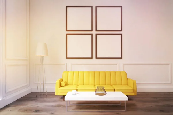 Wohnzimmer mit vier Postern, gelbem Sofa und Couchtisch, — Stockfoto