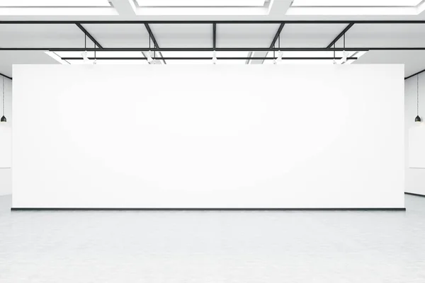 Пустая стена в выставочном зале — стоковое фото