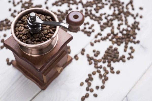 Coffee mill és a bab, a táblázat — Stock Fotó