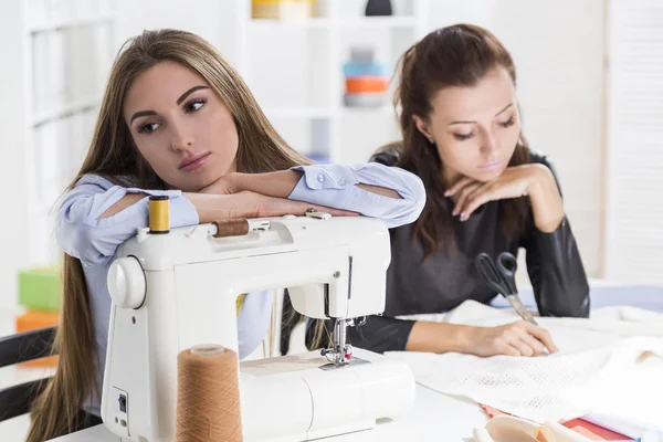 Menina sonhadora e seu colega com tesoura — Fotografia de Stock