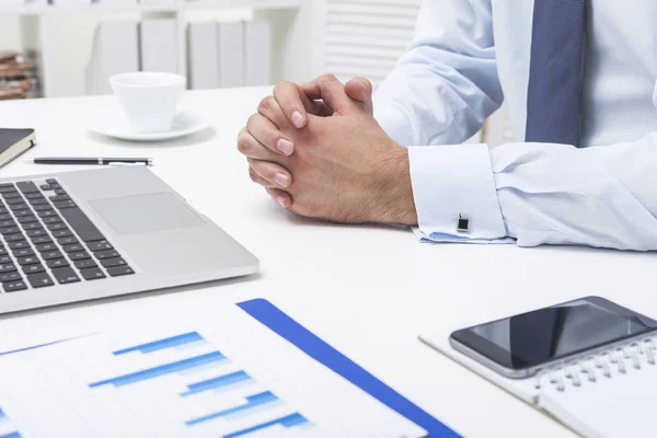 Businessman with fingers crossed — Stock Photo, Image