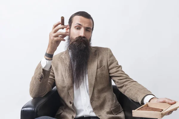 Empresário com longa barba com uma caixa de charutos — Fotografia de Stock
