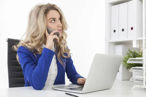 Mulher de blazer azul em seu telefone — Fotografia de Stock