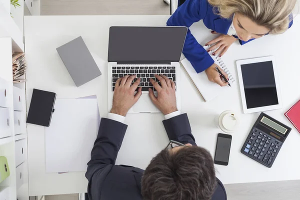 Tipo escribiendo, chica escribiendo — Foto de Stock