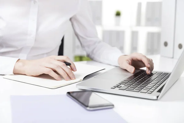 Woman with purple paper typing — Stock Photo, Image