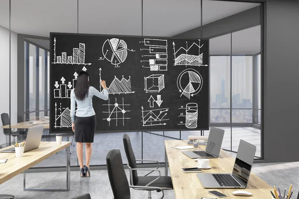 Empresária está desenhando um diagrama no escritório — Fotografia de Stock