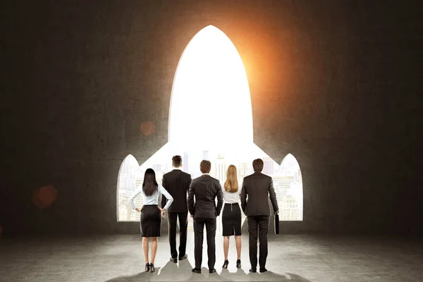 Business team in de buurt van een zwarte muur met een vliegtuig vormige opening — Stockfoto