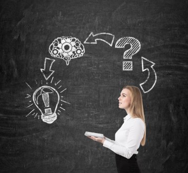 Bir çözüm kroki yakınındaki bir tablet sarışın bir kadınla yan görünüm