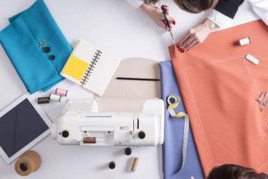 Desenli kırmızı malzeme kesme kadının Üstten Görünüm