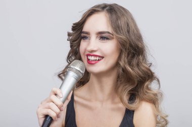 Genç güzel kız bir mikrofon ile yakın çekim