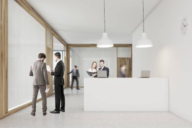 Arkadan görünüş konuşuyor ve resepsiyon masası yürüyüş insanların