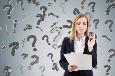 Belgeler ve düşen soru işaretleri sarışın kadınla