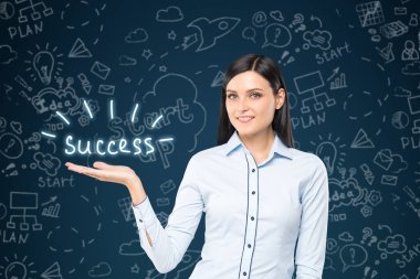 Bir başarı metin ile siyah saçlı kadın