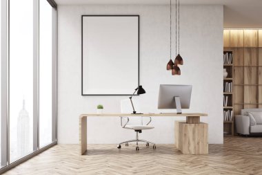 Ceo tablo kitaplık ile ofisinde önden görünümü