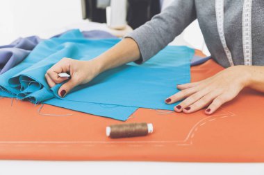 Yan veiw kadının el parlak mavi dostum bir desen çizimi