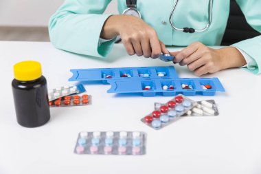 İlaç kutusuna koyarak hemşire