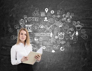 Sarışın kadınla defter ve ekip çalışması eskiz bir kara tahta