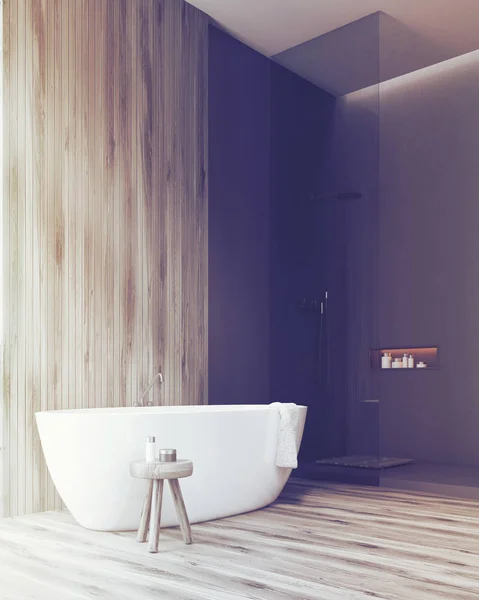 Vue latérale d'une salle de bain avec baignoire et mur en bois, tonique — Photo