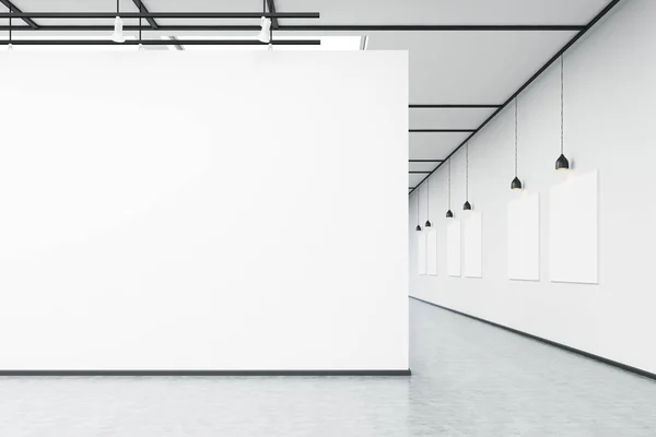 Galería de arte con gran pared blanca e imágenes — Foto de Stock