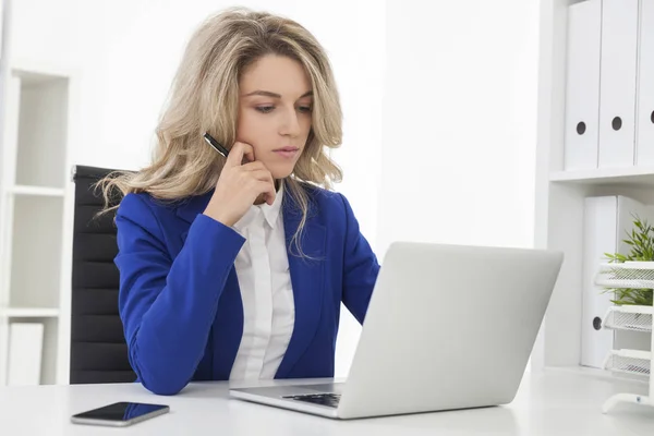 Empresária em blazer azul está lendo — Fotografia de Stock