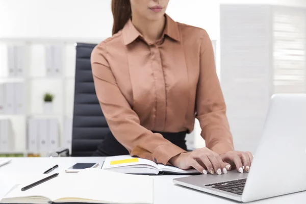 Mujer en blusa marrón escribiendo — Foto de Stock