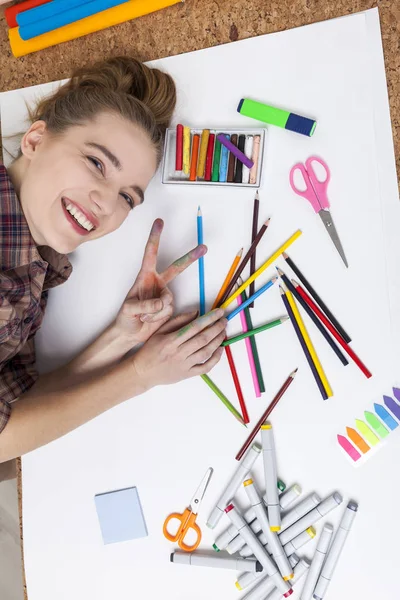 Pintor acostado en el escritorio con lápices —  Fotos de Stock
