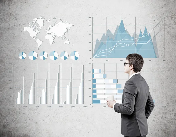 青と白のグラフを見ての実業家の側面図 — ストック写真