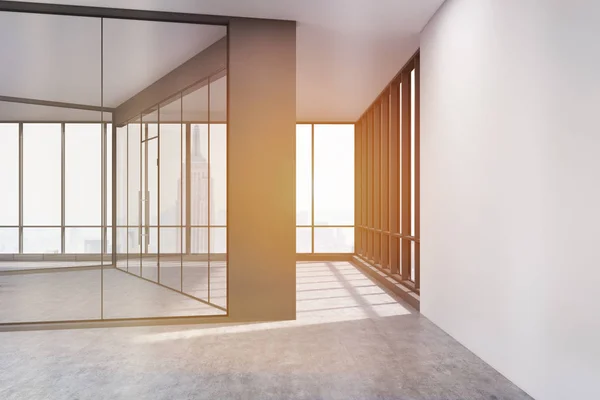 Tonda cam ve beyaz beton duvarlar ile boş ofis — Stok fotoğraf
