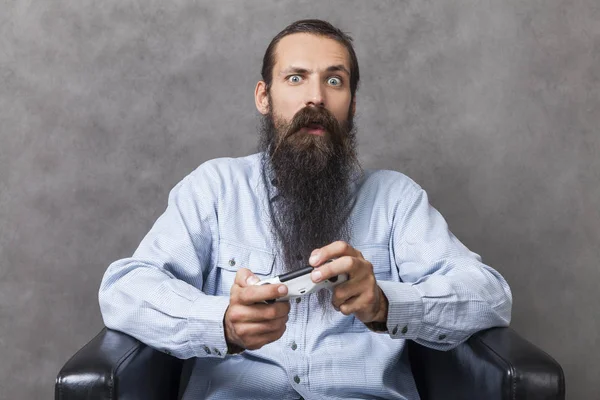 Homem impressionado pelo jogo de computador — Fotografia de Stock