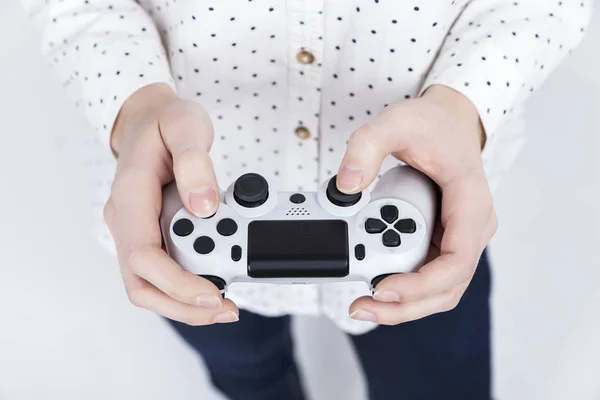 Girl in polka shirt is holding a video game controller — Stock Photo, Image