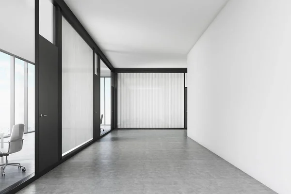 Corredor de escritório vazio com uma sala de reuniões — Fotografia de Stock