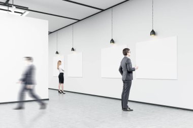 Bir adam bir sanat safra posterler bakıyor kahve ile yan görünüm