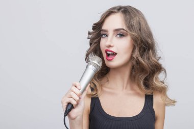 Gri oda içinde şarkı kahverengi saçlı kadın kapatmak