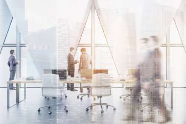 İnsanlar üçgen windows ve gökdelenler ile açık bir ofiste