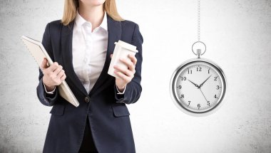 Kahve ve defter ve büyük bir iş kadını, yakın çekim