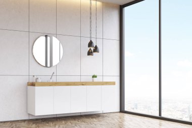 Bir banyo lavabo yuvarlak ayna ile döşenmiş duvar yan görünüm