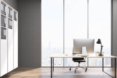 Bir kitaplık ile bir ofiste bilgisayar masasi 