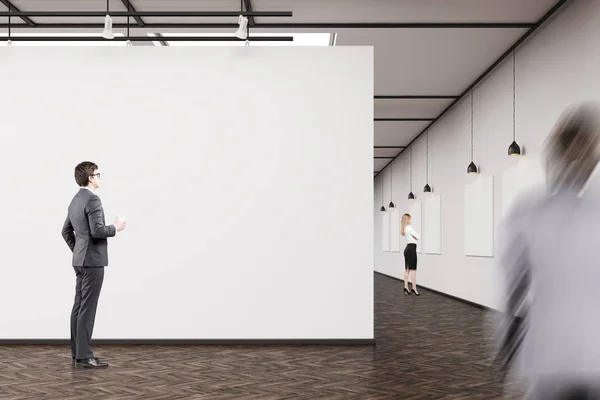 Ділові люди в художній галереї з підлогою з темного дерева — стокове фото