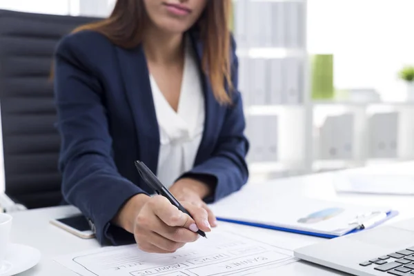 Närbild av garvade dator designerns händer — Stockfoto