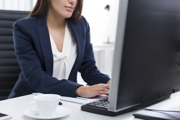 Nahaufnahme einer braunhaarigen Geschäftsfrau mit ihrem Desktop — Stockfoto