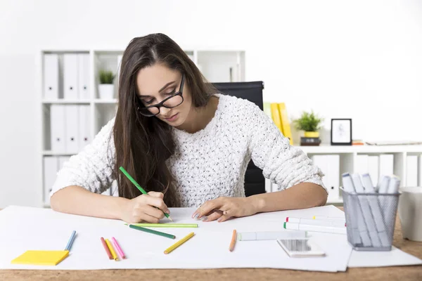 Mujer pintora en gafas en su lugar de trabajo —  Fotos de Stock