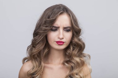 Uzun vawy saçlı şüpheli kadın