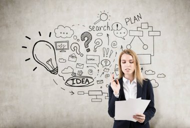 Belgeler ve Internet arama simgeler sarışın kadınla