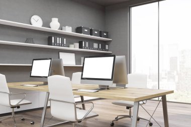 Dört bilgisayar monitörleri ile tablo