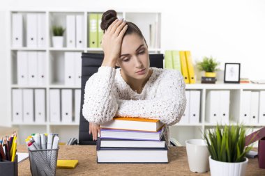 Dev kitaplarla bir ofiste bored kadın